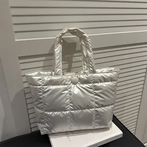 Sac fourre-tout matelassé argenté brillant style doudoune pour épaule et main
