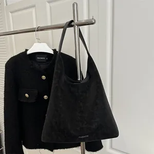 Grand sac cabas vintage en daim noir mat pour femme, style d'épaule minimaliste