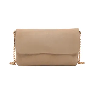 Bolso bandolera minimalista de ante beige con cadena dorada para mujer elegante