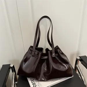Sac fourre-tout plissé en cuir brillant café foncé avec de fines bandoulières