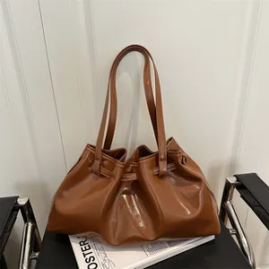 Sac fourre-tout en cuir huilé caramel avec plis élégants pour femmes au style chic