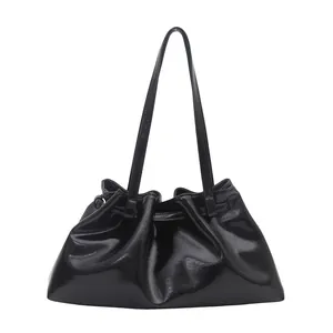 Sac fourre-tout noir en cuir ciré brillant avec design plissé et fines bretelles
