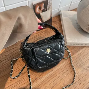 Mini sac à main matelassé noir avec fermoir camélia doré et bandoulière en chaîne