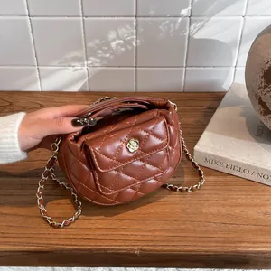 Sac à main en cuir PU matelassé marron avec boucle florale en métal et bandoulière chaîne