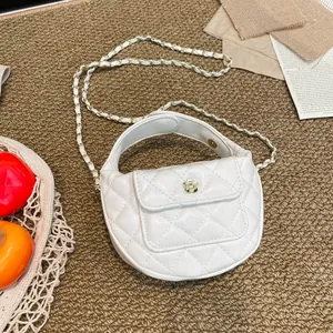 Sac à main en cuir PU blanc matelassé avec fermoir fleur dorée et poignée ronde femme