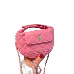 Mini sac à main rose en cuir PU matelassé avec fermoir fleur dorée et bandoulière chaîne