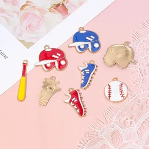Détail de breloques de baseball en émail avec chapeaux, chaussures et batte pour bijoux