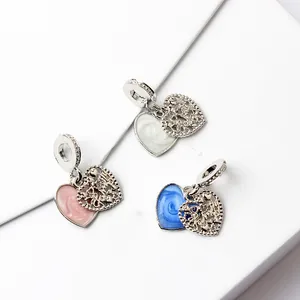 Vista macro di ciondoli a doppio cuore in smalto a tre colori per bracciali DIY