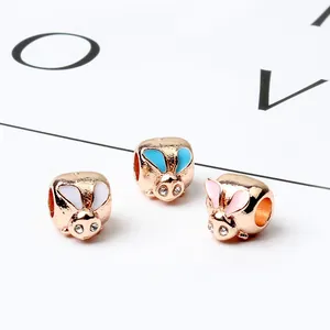 Trois perles de cochon en alliage avec placage en or rose et strass pour bijoux DIY