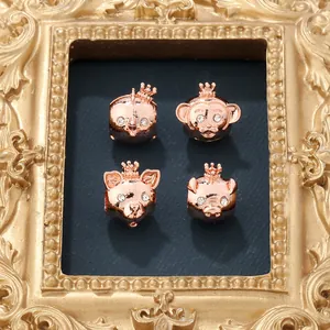 Ciondoli animali in oro rosa con piccole corone e cristalli in cornice vintage