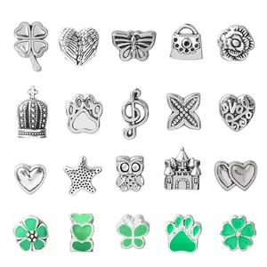 Lot de 20 pendentifs DIY verts pour bracelets d'enfants avec trèfles et formes de cœur