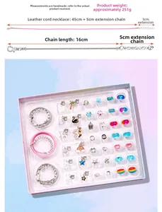 Λεπτομέρεια σετ βραχιόλι μονόκερος DIY με πολύχρωμες χάντρες και συσκευασία δώρου