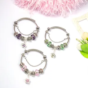 Drie DIY roestvrijstalen armbanden met kleurrijke kristallen kralen en kroonhangers