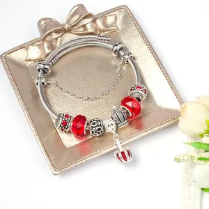 DIY bedelarmband van roestvrij staal met rode kristallen kralen en kroonbedel
