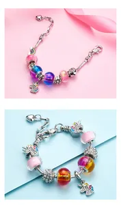 Dettaglio di bracciale regolabile con unicorno, catena snake argento e perline in vetro colorate