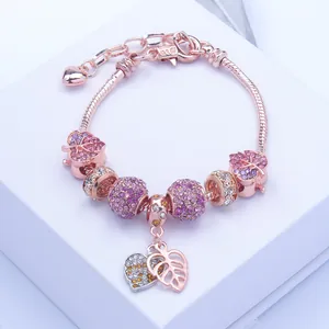 Roségoldenes Perlenarmband mit rosa Kristallblatt-Anhängern und Schlangenkette