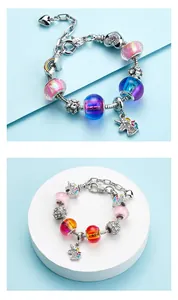 Dettaglio dei braccialetti con unicorno fai-da-te con perle colorate e ciondoli