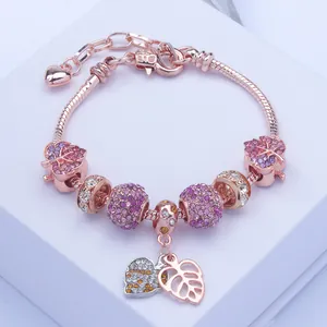 Detail von Roségold Schlangenarmband mit Ahornblatt Perlen und Herzanhängern