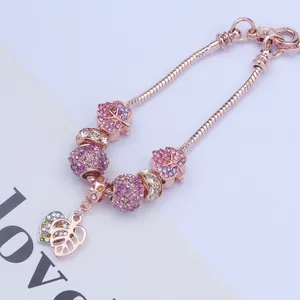 Makro-Detail des Roségold-Schlangenarmbands mit Kristallperlen und Blattanhänger