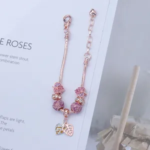 Roségold Schlangenarmband mit rosa Kristallperlen und hohlen Blatt-Anhänger-Charms