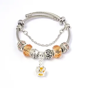 Detailopname van roestvrijstalen doe-het-zelf armband met kroonhanger en kristallen kralen