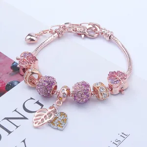 Roségold-Schlangenarmband mit rosa Kristallperlen und Blatt-Herz-Anhängern