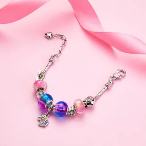 Bracciale unicorno regolabile con perline colorate e ciondolo arcobaleno su sfondo rosa