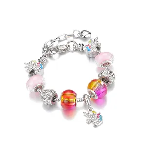 Bracciale con unicorno rosa, catena a serpente argentata e perline colorate in smalto