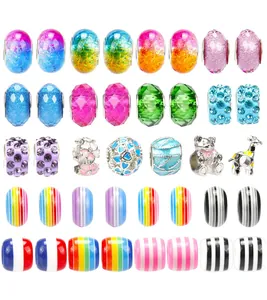 Coffret de perles en cristal coloré 127pcs pour bracelets DIY enfants sur fond blanc