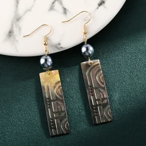 Boucles d'oreilles dorées avec pendentifs rectangulaires en nacre et perles