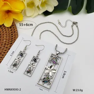 Détail du parure bijoux tortue et fleur avec incrustations d'abalone et dimensions précises