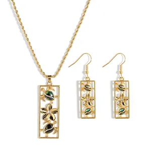Parure de bijoux hawaïens dorés avec collier tortue en nacre et boucles d'oreilles frangipanier
