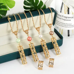Collier Pendentif Ananas Ajouré en Cuivre Plaqué Or et Boucles d'Oreilles Bijoux Vintage Exotiques pour Femmes Perles
