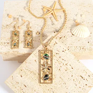 Parure de bijoux dorés hawaïens avec tortue fleur en nacre d'abalone sur grès chic