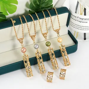 Détails d'un ensemble de bijoux en or ajouré avec des perles naturelles de couleur