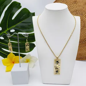 Vue détaillée de l'ensemble de bijoux dorés avec des motifs de tortue en nacre d'abalone