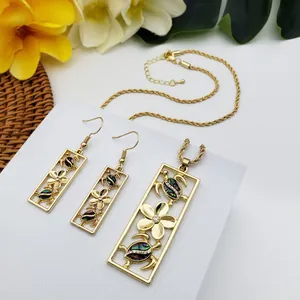 Détail de l'ensemble collier et boucles d'oreilles tortue avec incrustations d'abalone irisée