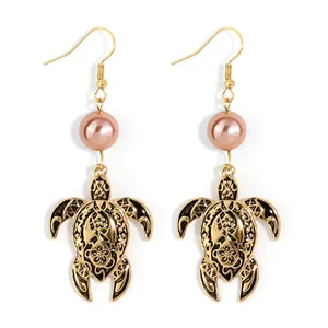 Tropische goldene Schildkröten-Ohrhänger mit rosa Perlen und Emaille-Details