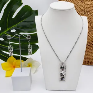 Vue détaillée du set de bijoux argentés avec motifs tortues et incrustations de nacre