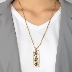Collier rectangle doré tropical avec tortues de mer et nacre d'abalone porté par un mannequin