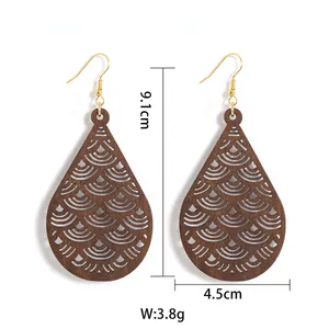 Detailansicht der hohlen Tropfenohrringe aus Holz mit den Maßen 9,1 cm Länge und 4,5 cm Breite