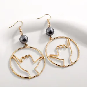 Hawaiian Shaka hand gesture earrings with dark grey pearl in gold-plated alloy