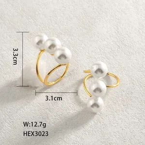 Anello aperto placcato in oro con tre perle dal design polinesiano minimalista