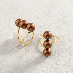 Eleganti orecchini avvolgenti placcati oro 14k con tre perle marroni su pietra sobria