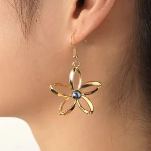 Boucles d'oreilles pétales évidés dorés avec perle foncée de style floral vintage