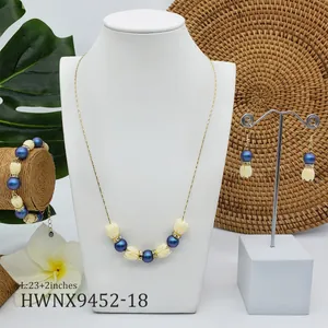 Set gioielli con perle viola e collana e orecchini a fiore di gelsomino in resina