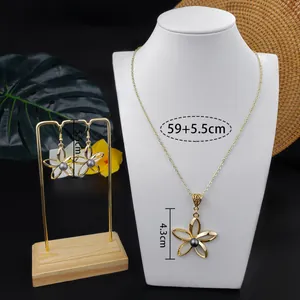 Parure bijoux fleur dorée avec perles de coquillage grises collier et boucles