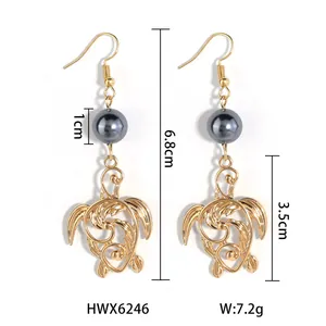 Boucles d'oreilles tortue évidées dorées avec perles grises et dimensions détaillées