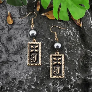 Boucles d'oreilles rétro carrées avec perles, relief floral et lettre F sur pierre