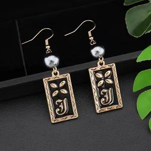 Boucles d'oreilles rétro avec émail noir, perles et motif floral élégant
